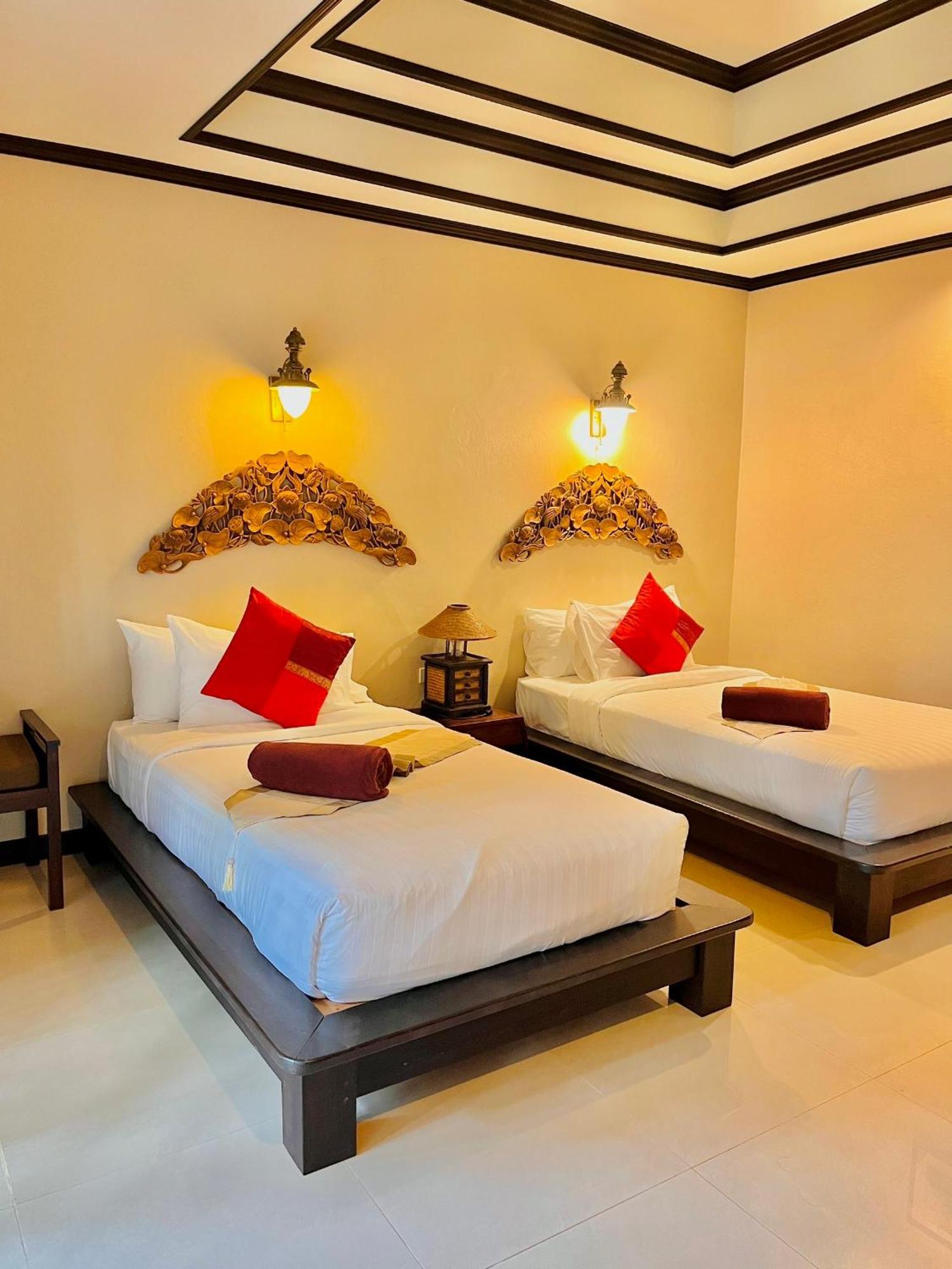 Kanok Buri Resort Lipa Noi Exteriör bild