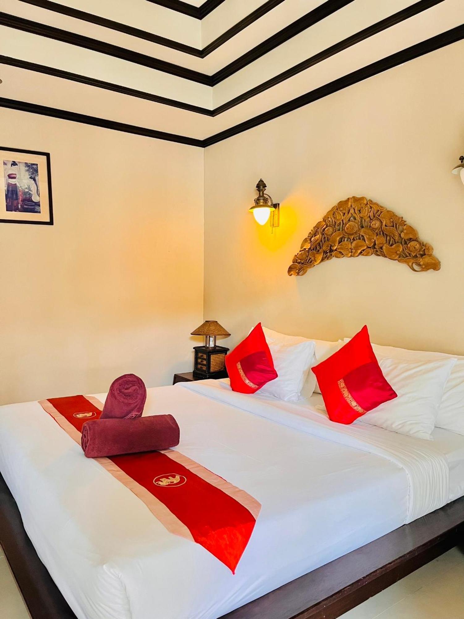 Kanok Buri Resort Lipa Noi Exteriör bild