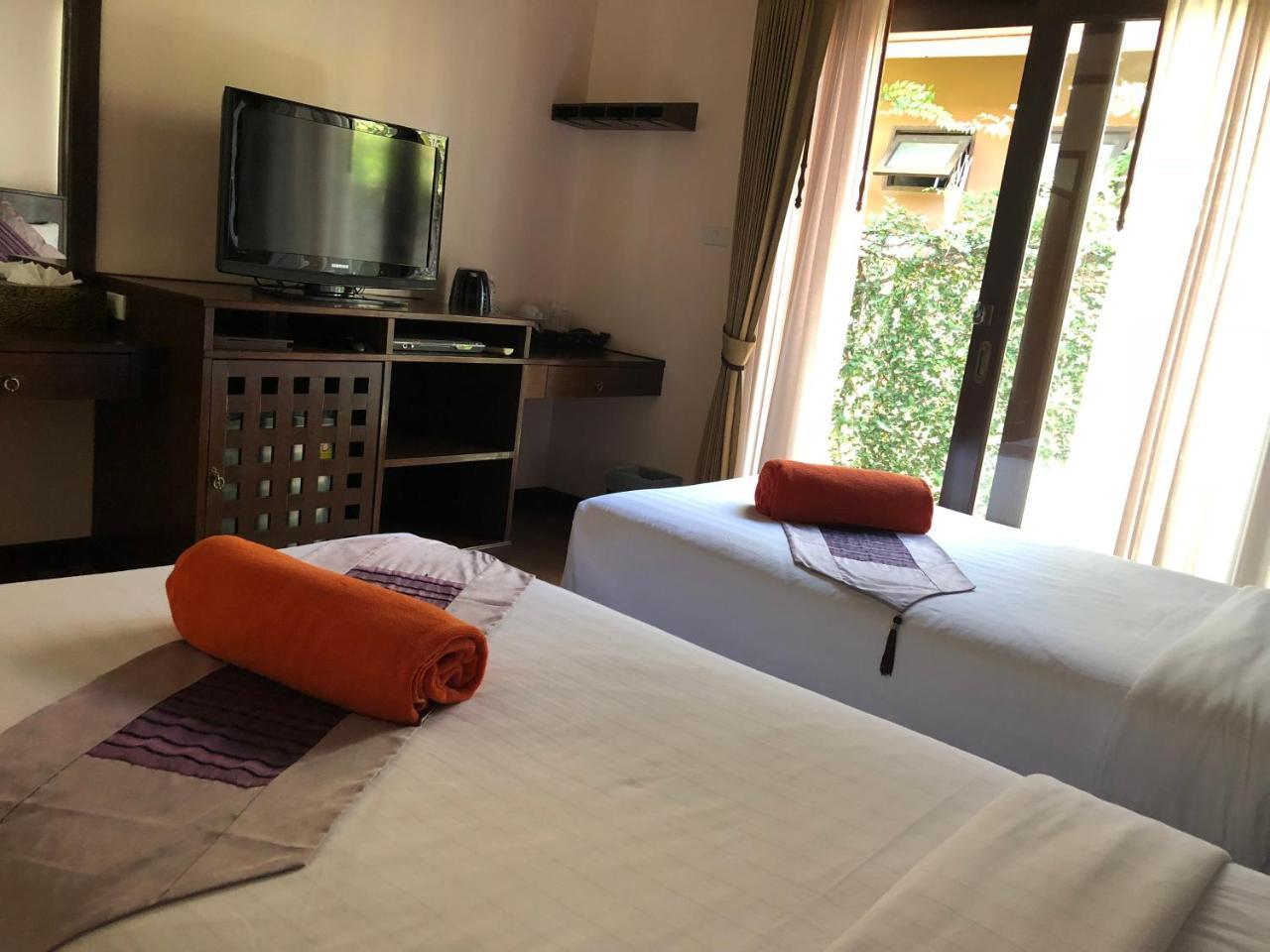 Kanok Buri Resort Lipa Noi Exteriör bild