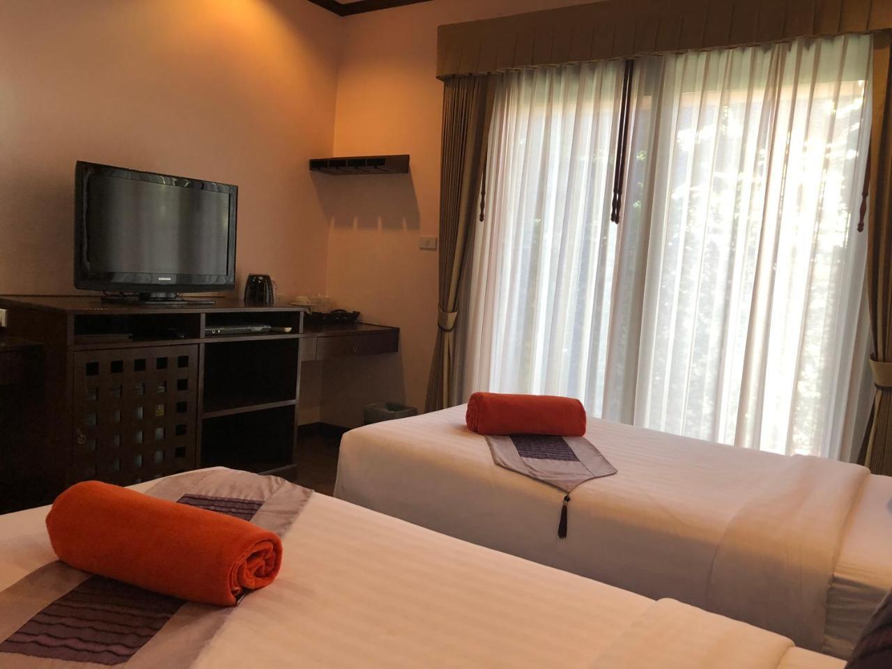 Kanok Buri Resort Lipa Noi Exteriör bild