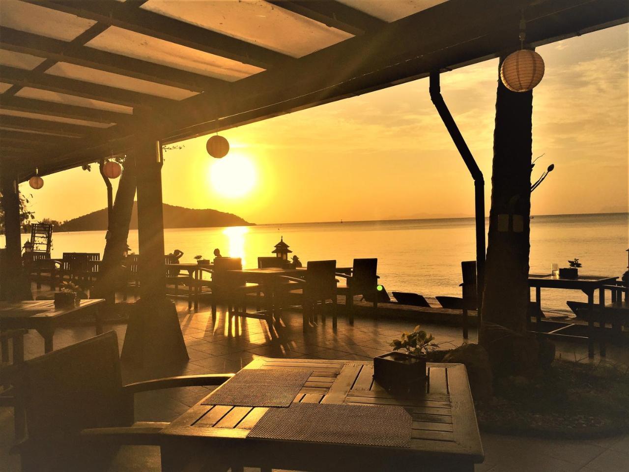 Kanok Buri Resort Lipa Noi Exteriör bild